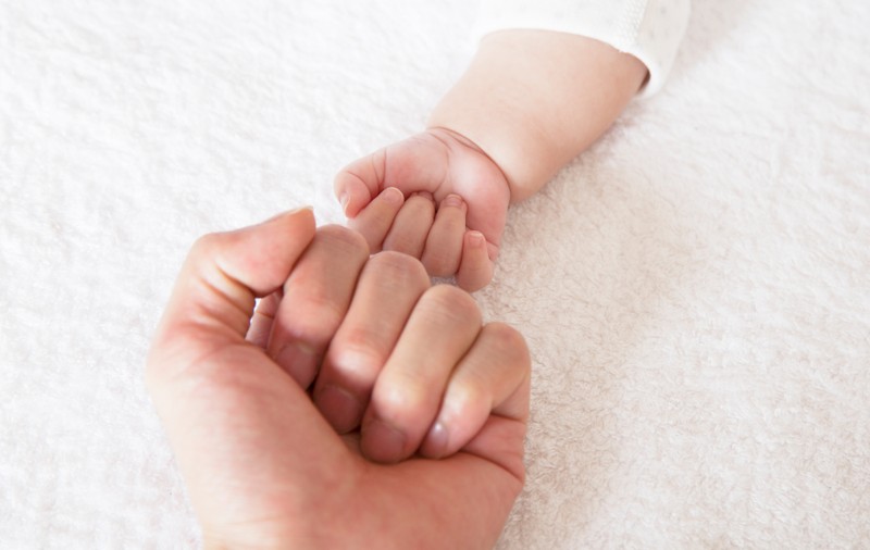 Bebeluș de doar 23 de zile din Suceava, dus la spital cu multiple fracturi. Ce le-a spus mama medicilor