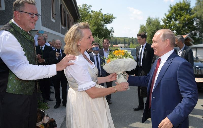 Karin Kneissl, ministrul austriac care a dansat cu Putin la nuntă, se mută în Rusia