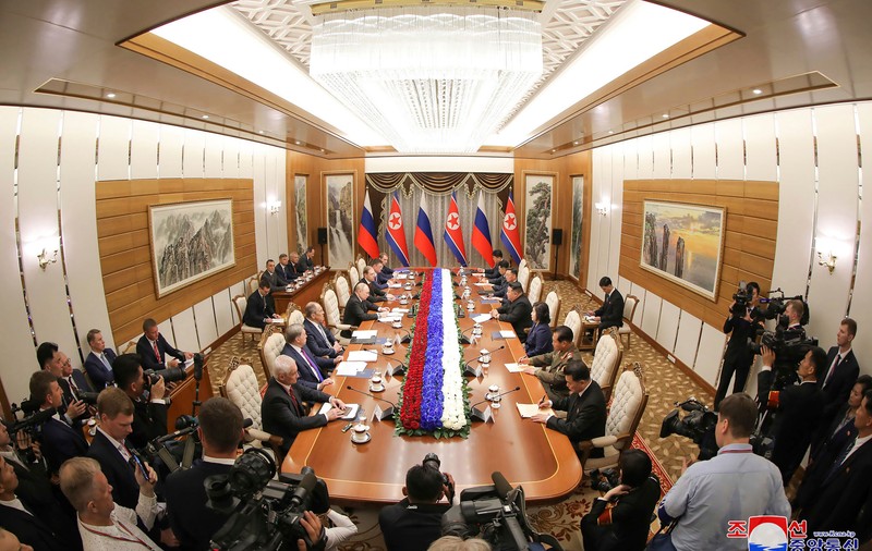 De ce au fost miniștrii ruși dați afară din sala în care Putin urma să se întâlnească cu Kim Jong Un