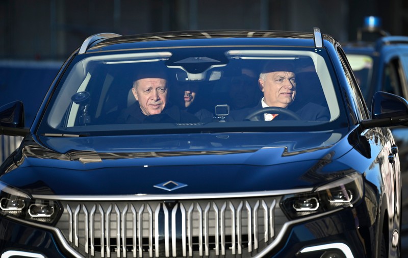 Erdogan și Orban promit, la Budapesta, aprofundarea relațiilor. Liderul turc a primit cadou un cal, iar la schimb a oferit „435 de cai putere" | FOTO