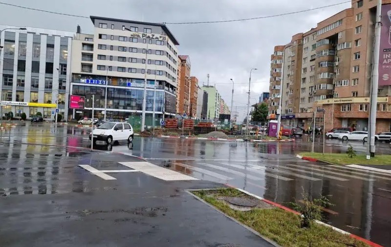 Un Matiz a fost luat de vânt și dus într-o intersecție din Sibiu