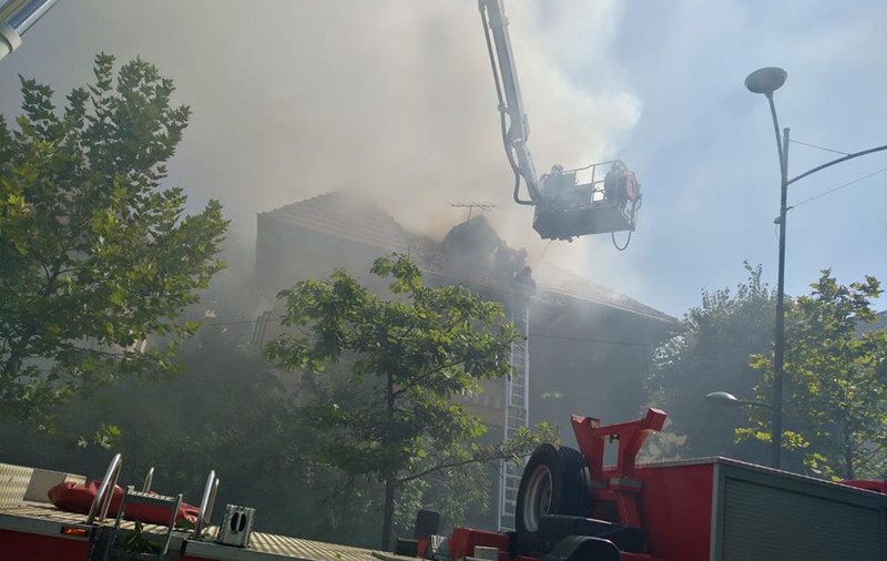 FOTO/ Incendiu în cartierul Primăverii din București. A luat foc vila unui angajat al Guvernului