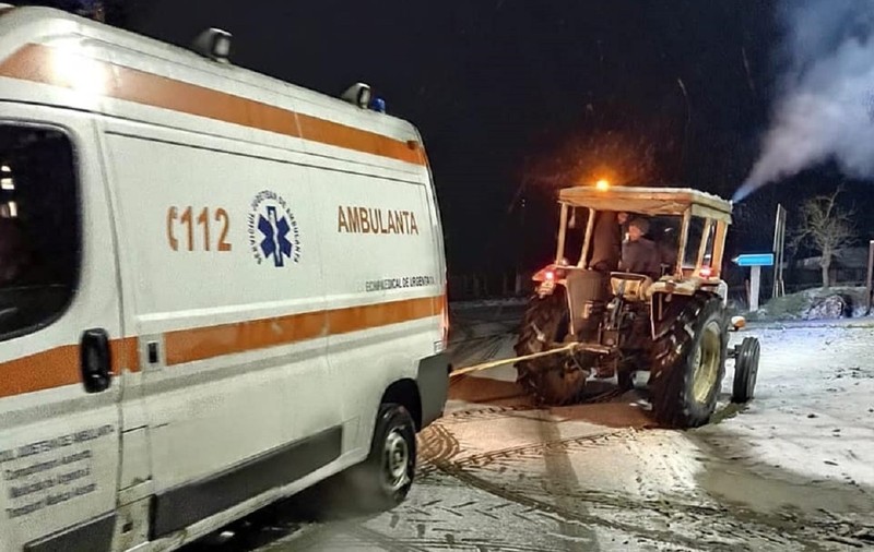 O ambulanță cu pacient, accident din cauza vremii: șoferul a derapat pe zăpadă și a intrat într-un gard. „Iarna din aprilie aduce probleme”