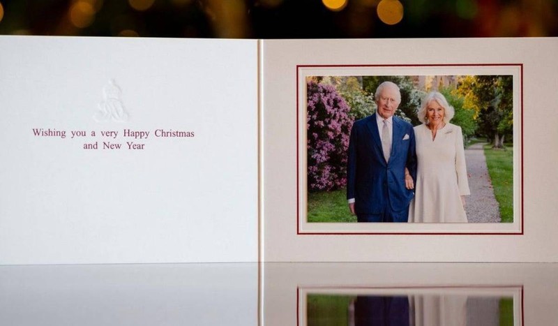 Mesajul Casei Regale Britanice: „Regele și Regina sunt încântați să prezinte felicitarea lor de Crăciun din acest an, care include o fotografie realizată în grădinile vilei Wolkonsky din Roma, în timpul vizitei de stat a Majestăților Lor în Republica Italiană, în luna aprilie” The Royal Family / Instagram