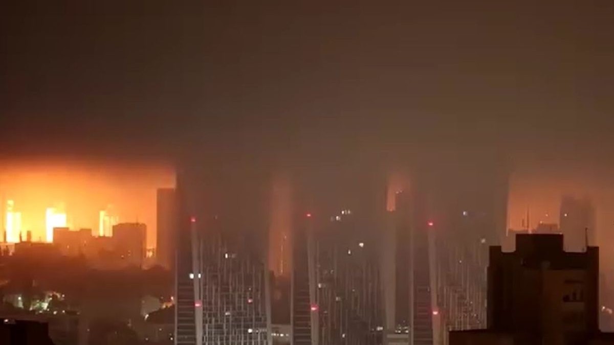 clădiri din Ucraina, învăluite de fum și o lumină roșie din cauza focului, după atacurile masive rusești de duminică noapte,25 spre 26 mai 2025