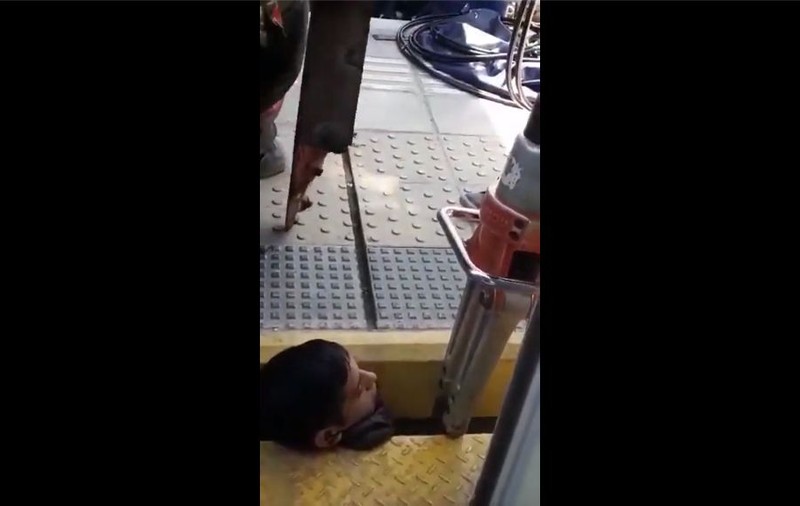 VIDEO | Un tânăr a rămas cu capul blocat între peron și tren. Imaginile uimitoare din timpul operațiunii de salvare