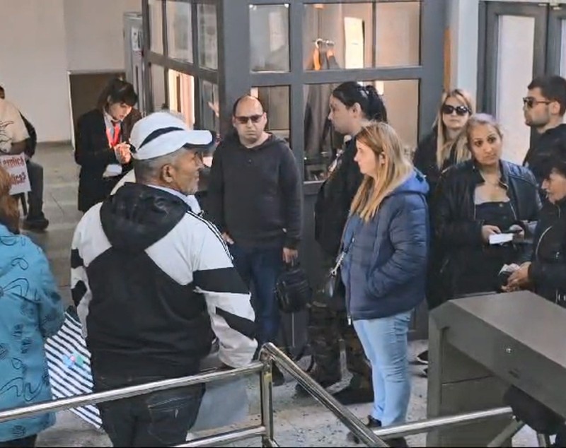 Protest la Biroul Electoral din Ploiești, după ce Iulian Dumitrescu, urmărit penal pentru mită, și-a depus candidatura la șefia CJ Prahova. Ce a decis PNL