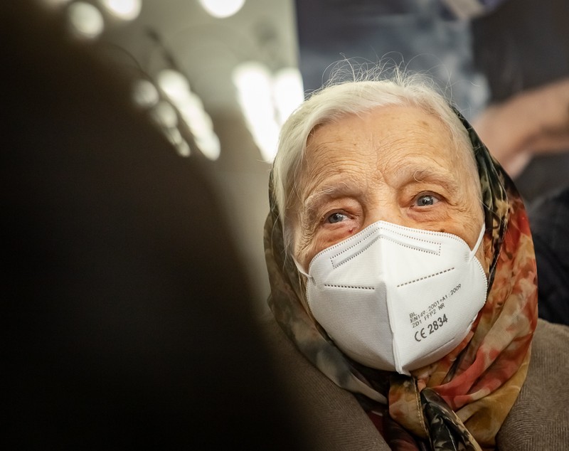 Cu strănepotul alături, cea mai în vârstă bucureșteancă s-a vaccinat anti-COVID, la 104 ani: „Pentru el am făcut-o, vreau să-l văd mare”