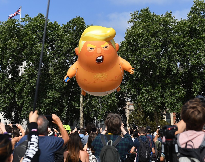 FOTO | Zeci de mii de oameni protestează la Londra împotriva vizitei lui Trump în Marea Britanie