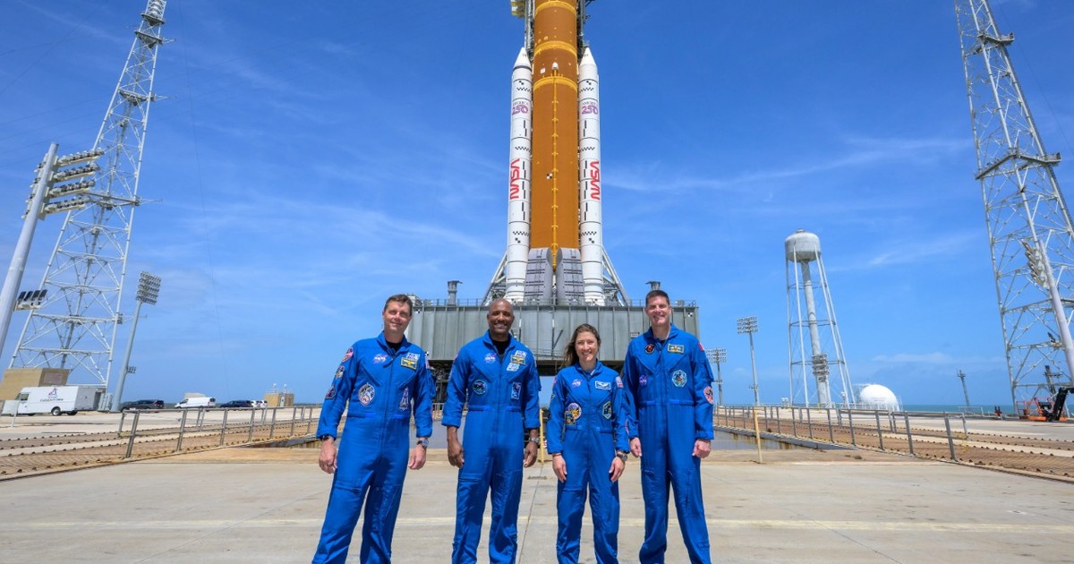 De la stânga, astronauții NASA Reid Wiseman, comandantul misiunii Artemis II; Victor Glover, pilotul misiunii Artemis II; Christina Koch, specialist de misiune Artemis II; și astronautul CSA (Agenția Spațială Canadiană) Jeremy Hansen, specialist de misiune Artemis II, se opresc pentru o fotografie de grup în timp ce vizitează racheta Artemis II SLS (Space Launch System) a NASA și nava spațială Orion, luni, 30 martie 2026, la Complexul de lansare 39B al Centrului Spațial Kennedy al NASA din Florida.