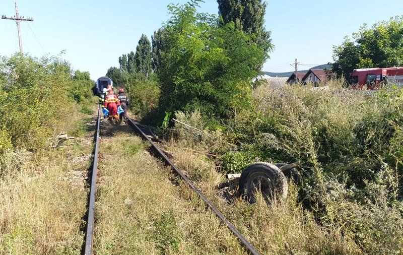 Căruță lovită de tren în județul Bacău. Doi oameni au murit