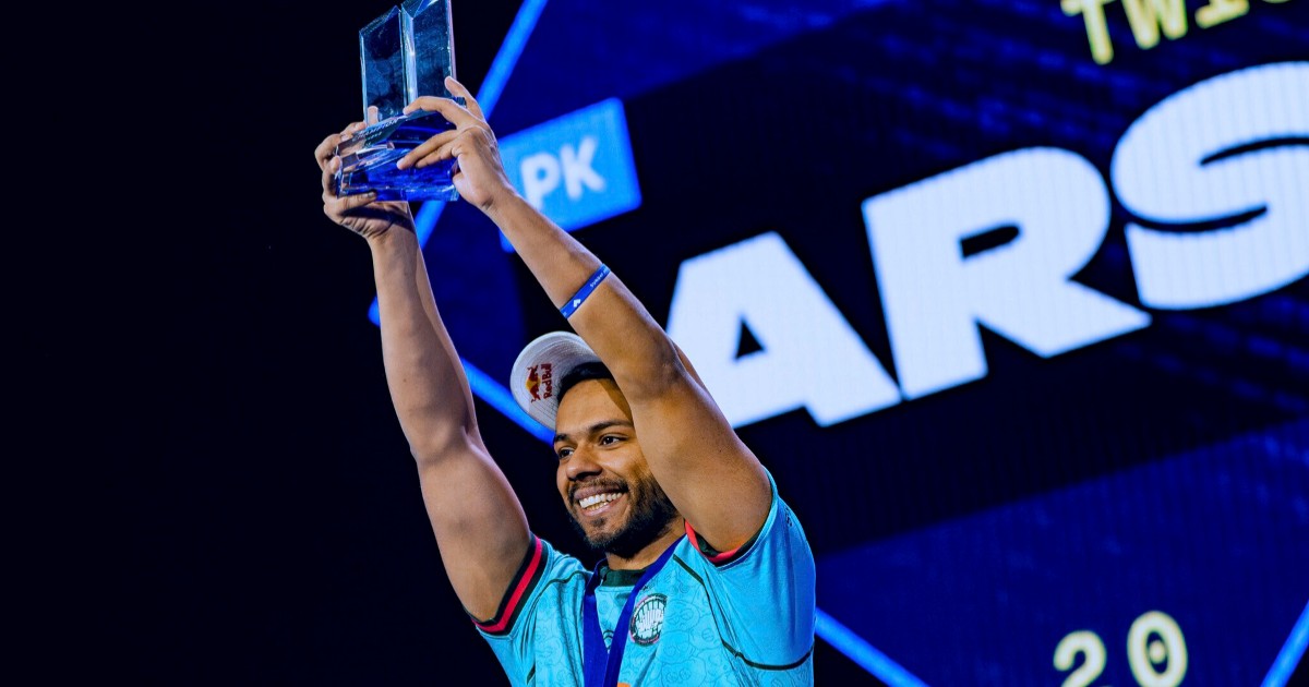 Arslan Ash își etalează trofeul după victoria sa în finala Tekken 8 de la EVO Championship Series din Las Vegas, Nevada, SUA, pe 3 august 2025