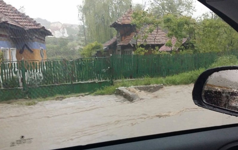Prăpăd în județul Vâlcea! Mașini luate de viitură și zeci de case inundate