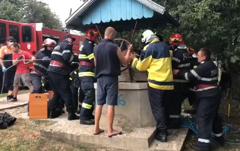 Un adolescent de 16 ani din judeţul Botoşani a murit înecat în fântâna din curtea casei