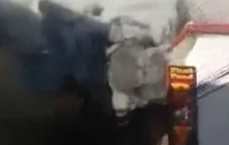 Incendiu de proporţii la un bloc din Braşov. Peste 50 de oameni au fost evacuaţi