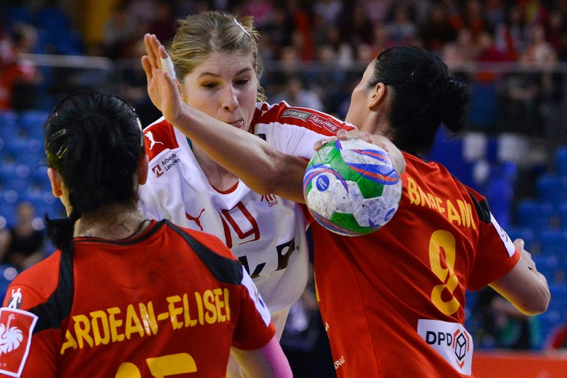epa04522159 Valentina-Neli Ardean-Elise (L) and Aruelia Bradeanu (R) of Romania in action against Line Anna Ryborg Jorgensen (C) of Denmark during the women's European Championship Group B handball match between Romania and Denmark in Debrecen, Hungary, 09 December 2014. EPA/ZSOLT CZEGLEDI HUNGARY OUT