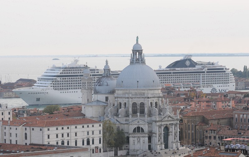 Veneția introduce o nouă taxă, de 5 euro, pentru descurajarea turiștilor de o zi. Primarul spune că obiectivul este „calitatea vieţii în oraş"