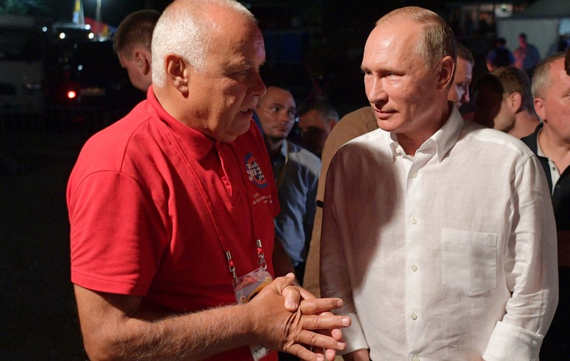 Curajul unui elev de la o școală din Moscova, la prelegerea lui Dmitri Kiseliov, „cel mai toxic propagandist rus”: „Putin a jefuit țara și și-a construit un palat”