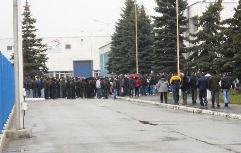 Proteste spontane, la Dacia și la Oltchim. Ce îi nemulțumește pe angajați