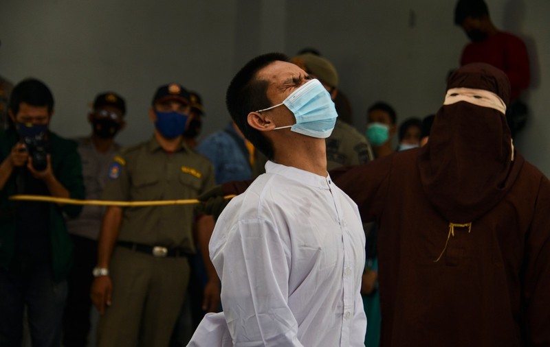 Un cuplu gay a fost biciuit în public într-o provincie din Indonezia. Fiecare a primit 77 de lovituri de vergea