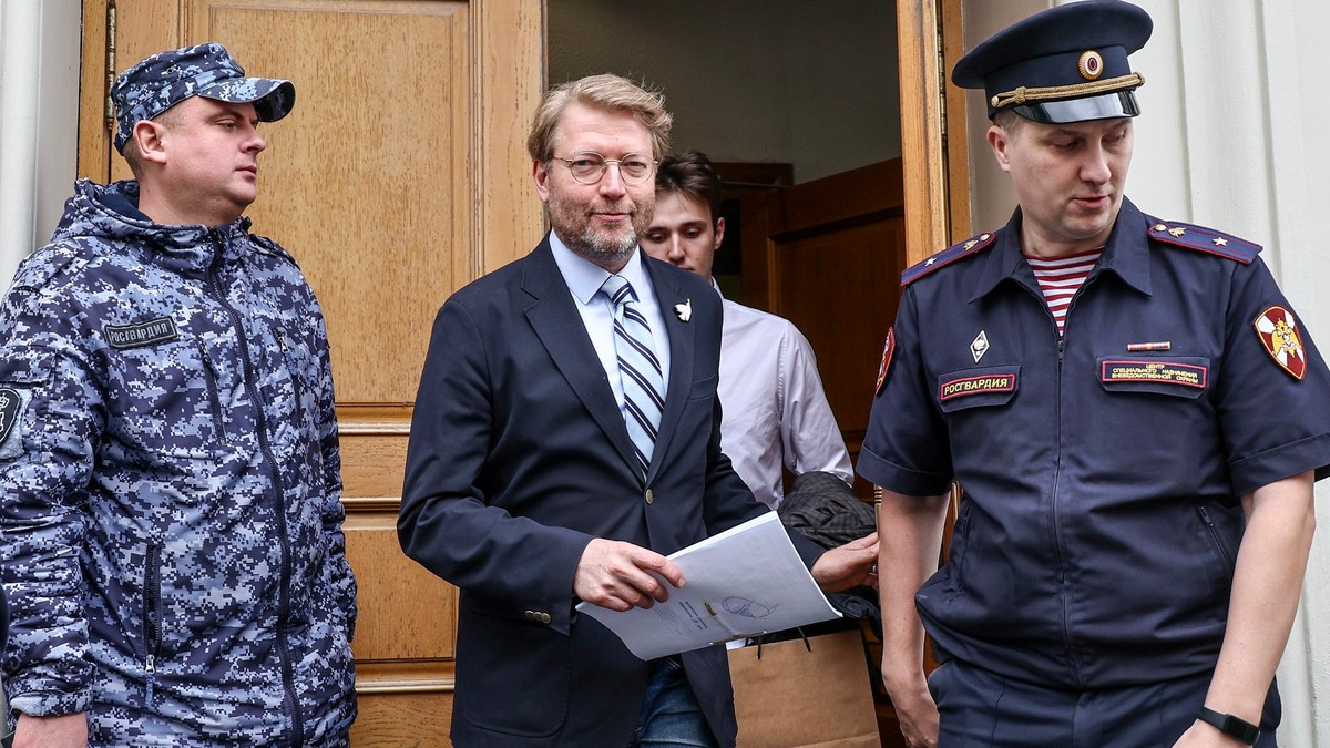 Liderul Iabloko, Nikolai Rîbakov (centru), surprins în fața Curții Supreme a Rusiei Foto: Profimedia