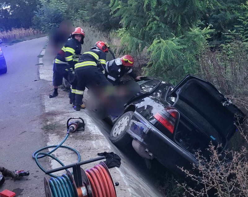 Trei oameni, inclusiv un copil de doar 1 an, au murit după ce mașina cu care mergeau s-a răsturnat într-un şanţ din județul Botoșani | FOTO