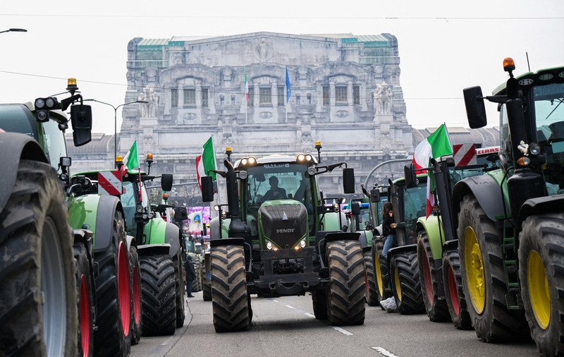 Uniunea Europeană dă undă verde acordului de liber-schimb cu Mercosur, fără Franţa. Tractoare blochează Podul Europei și traficul în Milano, în timp ce fermierii protestează în Polonia