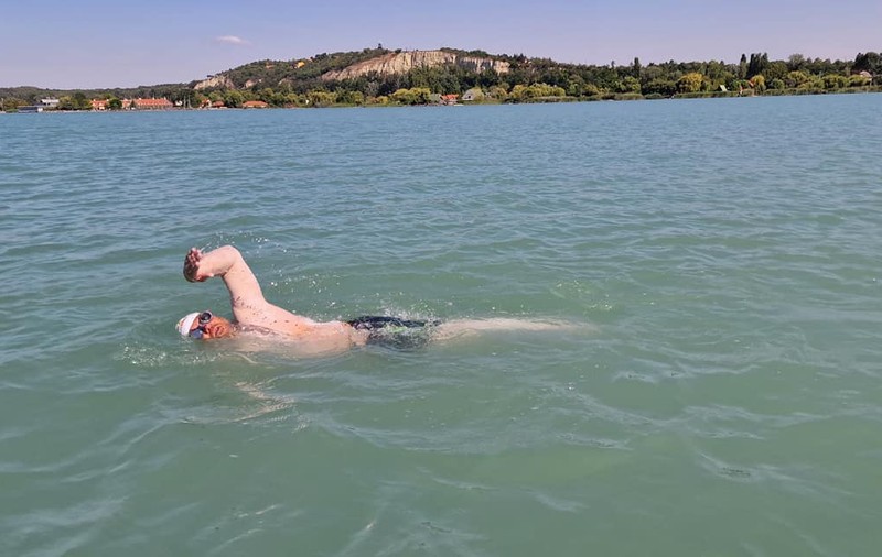 Înotătorul Avram Iancu a întrerupt traversarea Lacului Balaton din cauza „riscului iminent de înec”