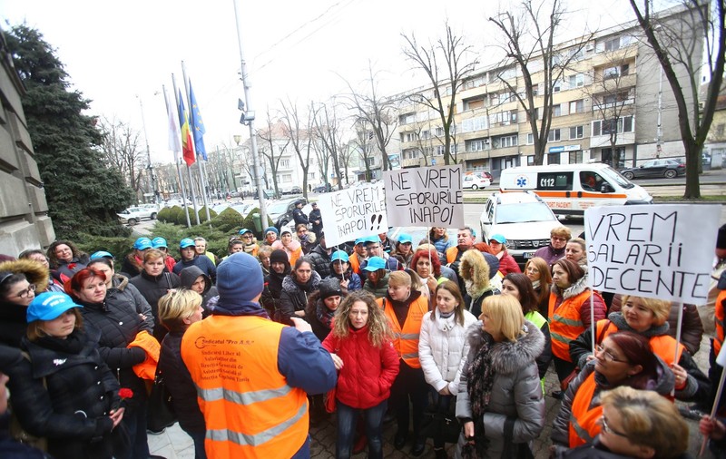 Protest în stradă al angajaților DGASPC Timiș, supărați că au rămas fără sporuri: "Nu vă bateți joc de noi/ suntem oameni, nu gunoi!"/ FOTO