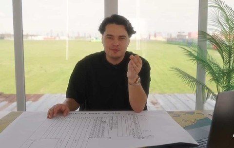 Selly prezintă povestea proiectului Nibiru, inspirată de „Beach, Please!”. Internauții pun întrebări: „Zice ceva și de construit o autostradă?”
