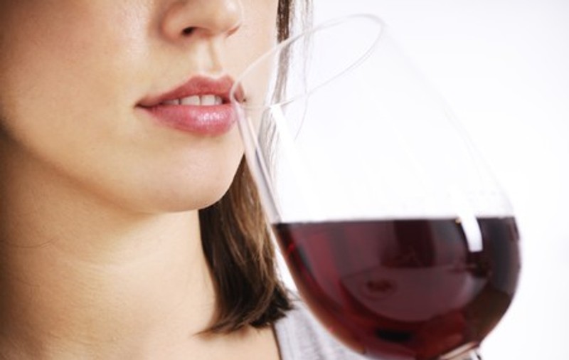Dacă te înroșești la față când bei alcool, oprește-te chiar acum!
