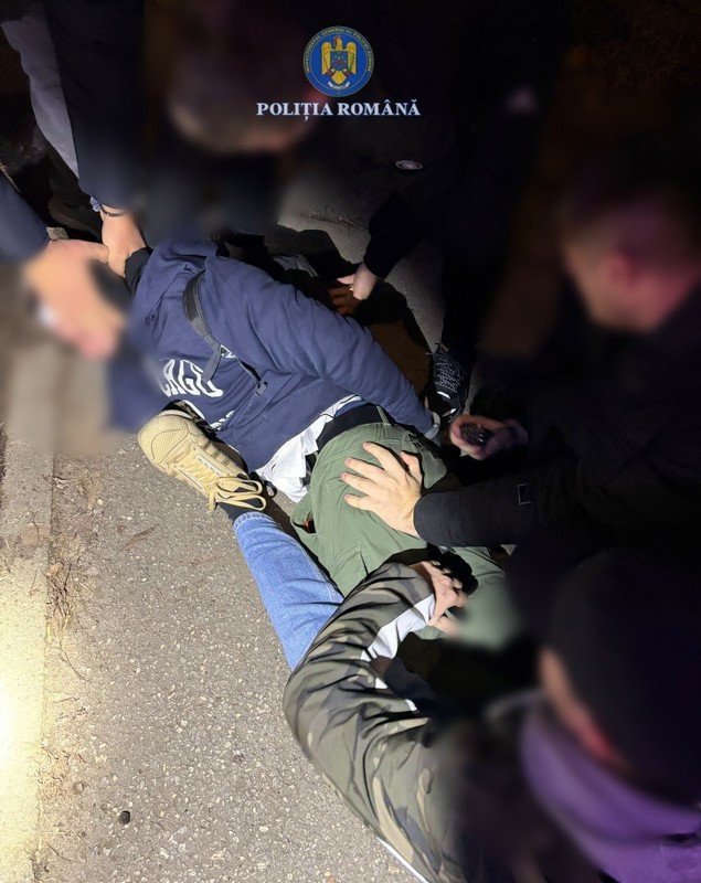 Jaf în 30 de secunde într-o benzinărie din Timişoara, surprins de camera video. Un bărbat cu cagulă şi cuţit a furat 1.200 de lei și a fost prins după 8 zile