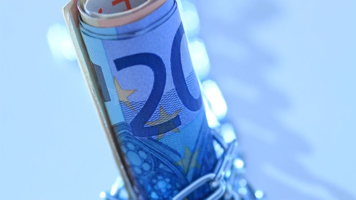Analiștii economici despre efectele dublării alocațiilor, după decizia CCR: Bugetul sare în aer, leul se va deprecia în fața euro