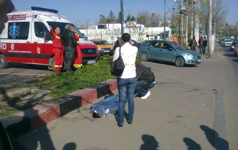 Un tânăr a murit pe trotuar în această dimineaţă în Bucureşti | FOTO