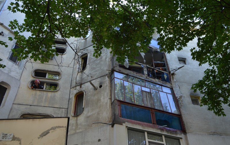 Explozie urmată de incendiu într-un bloc de locuințe din Brăila. Proprietarul de 83 de ani a fost preluat de SMURD