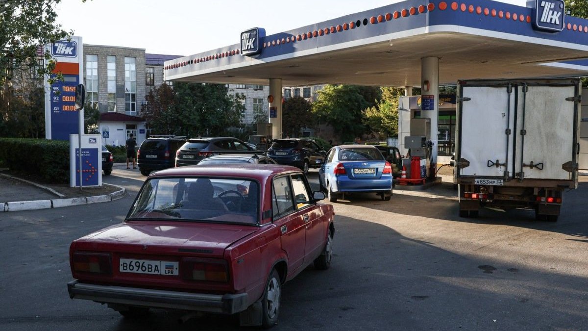 Mai multe mașini la coadă la o benzinărie, în Rusia, Lugansk, 10 septembrie 2025