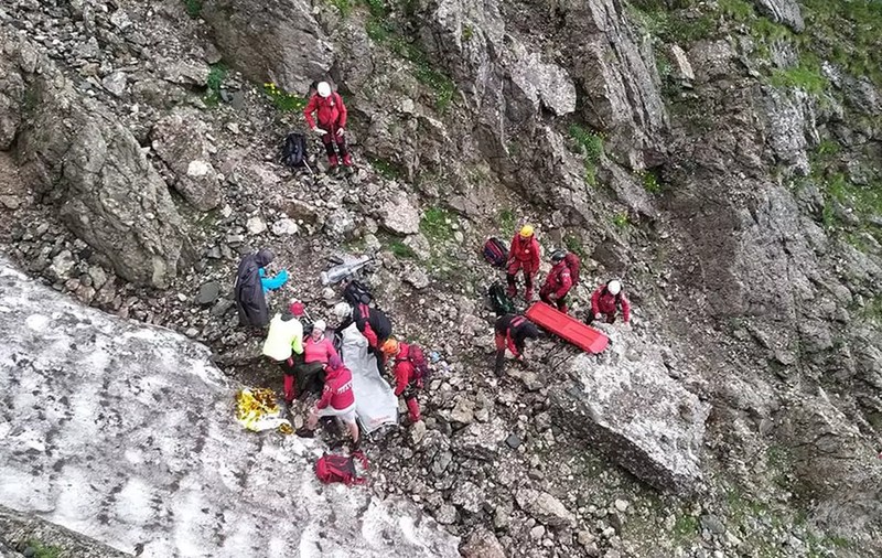 Un bărbat a alunecat pe o potecă ce duce spre Vârful Moldoveanu. Elicopterele SMURD nu pot interveni, din cauza vremii nefavorabile