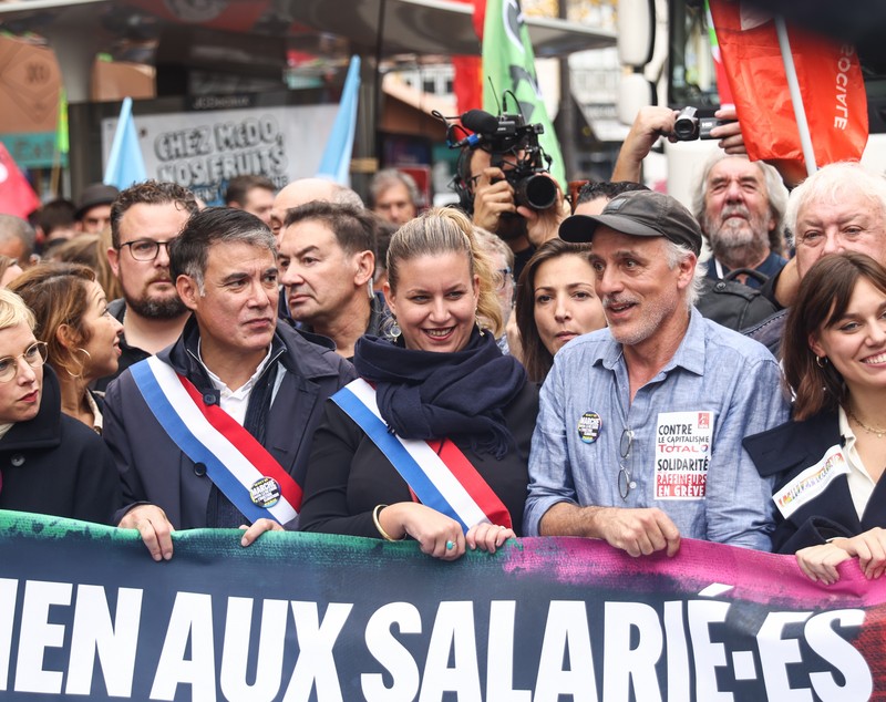Protest uriaș la Paris. Laureata premiului Nobel pentru literatură, între cei 30.000 de manifestanți