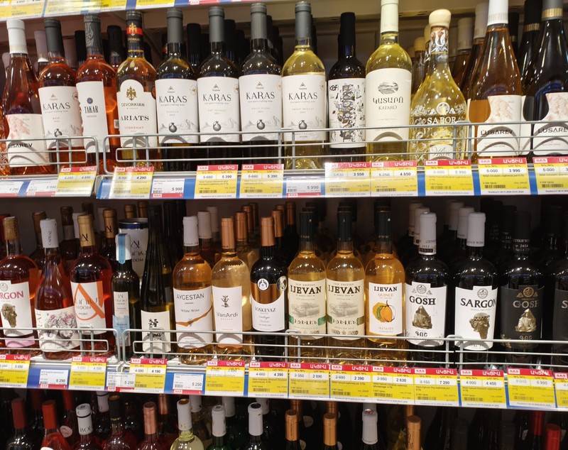 Prețurile la alimente și băuturi în supermarketurile din Armenia. Cât costă la Erevan un kilogram de cartofi sau o sticlă de vin local 