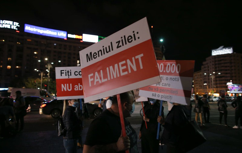 Angajații din sectorul HoReCa protestează în Piața Victoriei din Capitală. ”Vrem să muncim!”
