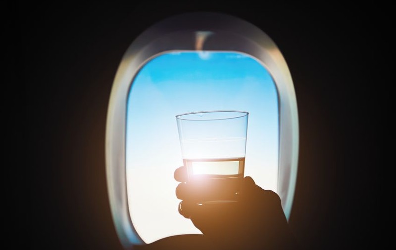 Turiștii britanici care zboară spre Dubai sunt avertizați să nu consume alcool în avion