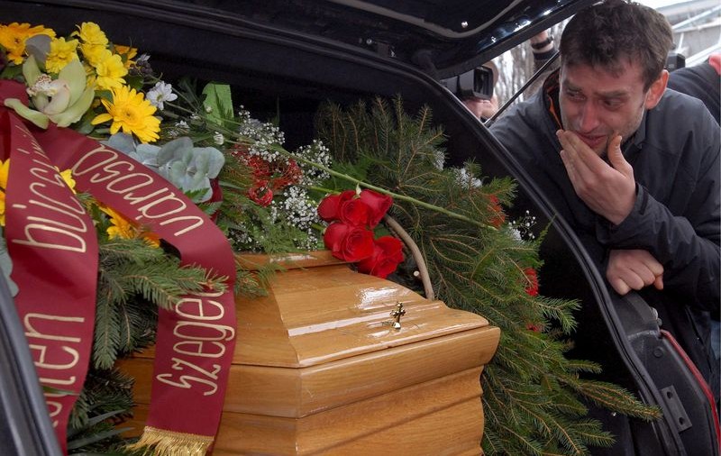 Cortegiul funerar al lui Marian Cozma a intrat în ţară