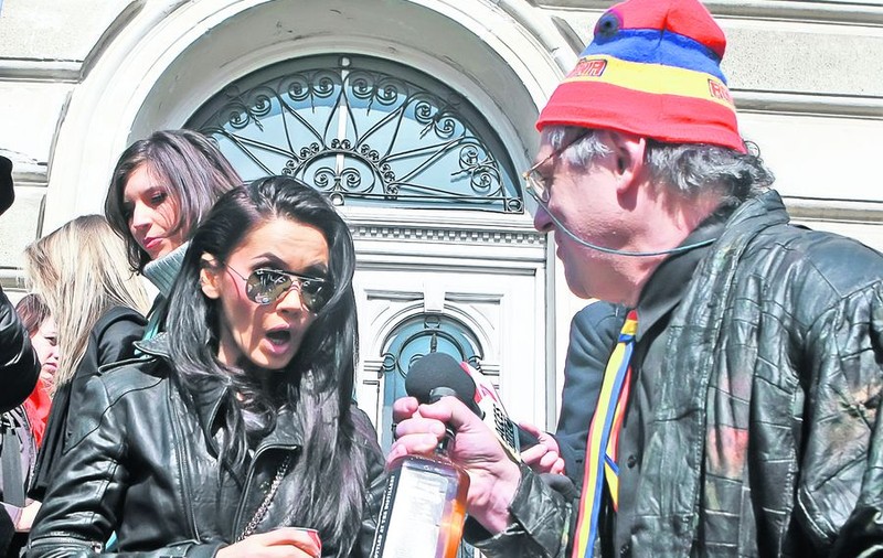 Oana Zăvoranu a făcut show, ieri, când a depus cererea de divorţ