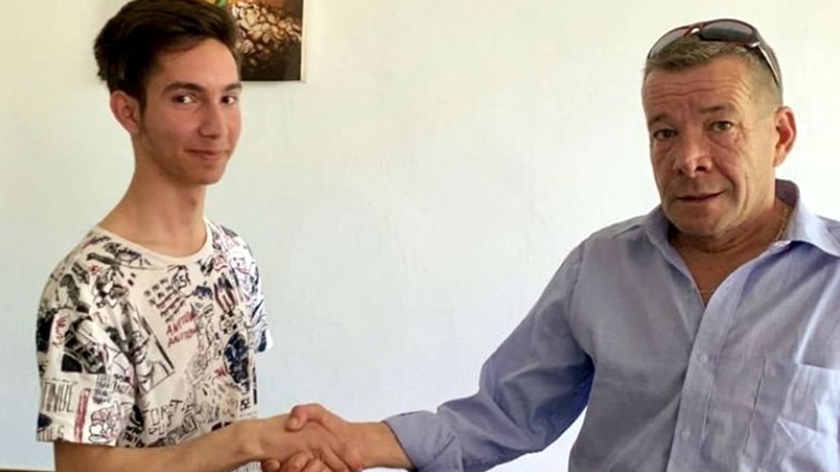 Un tânăr din Iași a găsit un portofel plin cu bani, pe o bancă. Spune că nu s-a gândit să păstreze cei 4,700 de lei