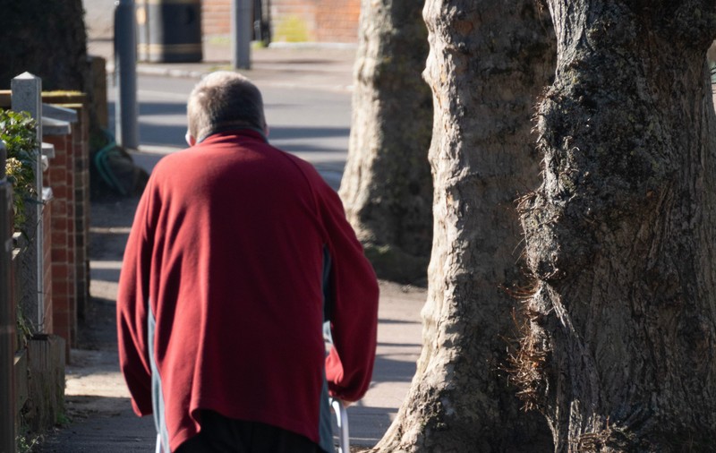 Români condamnați după ce i-au furat 4.000 de euro unui pensionar cu dizabilități, în Austria. Seniorul a murit înainte de proces