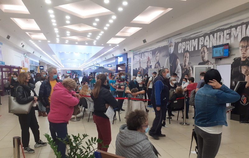 Cozi la mai multe centre de vaccinare din București, după ce dozele Pfizer nu au fost aduse la timp. Cadru medical, pe grup intern de WhatsApp: „Se mai știe ceva de doze?”