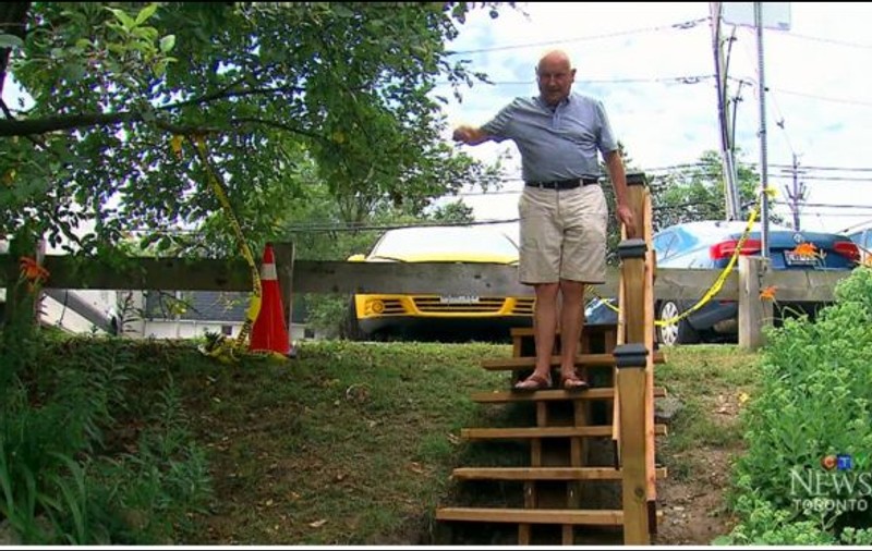 Un pensionar a construit niște scări într-un parc cu nici 500 de dolari. Lucrarea fusese estimată la 51.000 de dolari