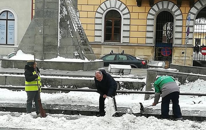 Emil Boc a fost surprins dând zăpada în centrul Clujului