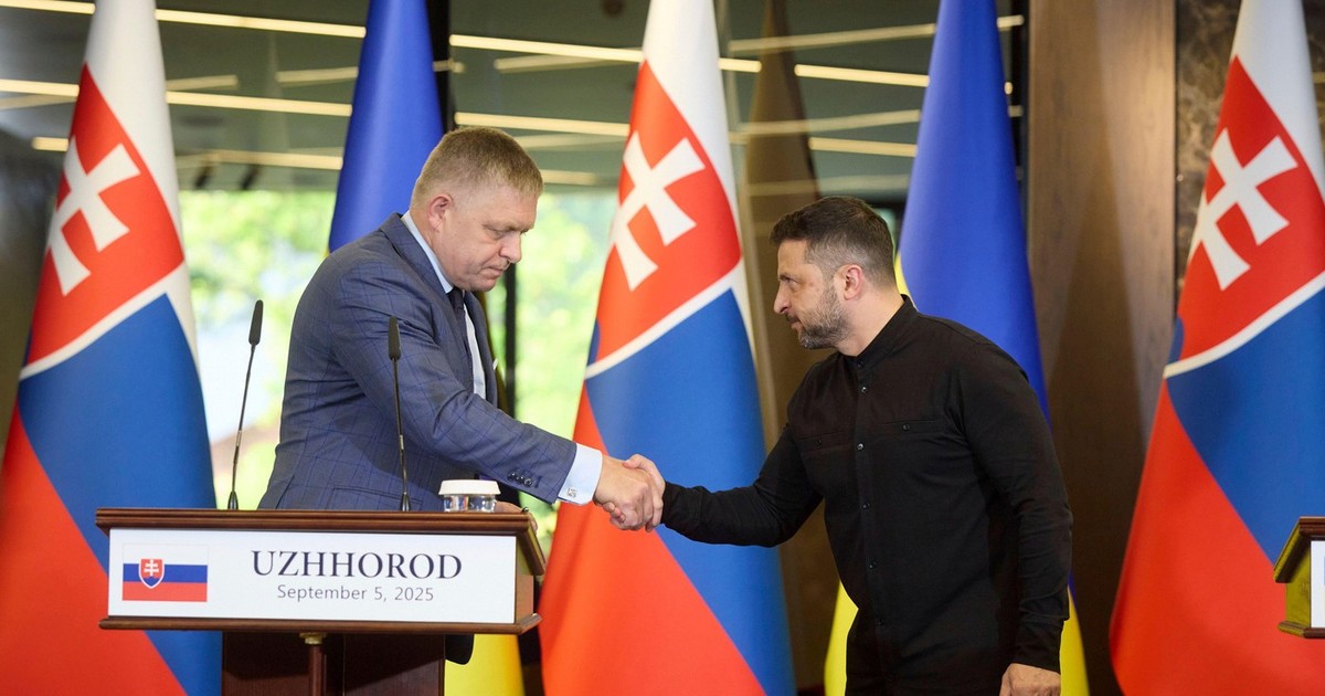 Premierul slovac Robert Fico (stânga) și președintele ucrainean Volodimir Zelenski dau mâna în timpul unei conferințe de presă după o întâlnire în orașul Ujgorod Foto: Profimedia