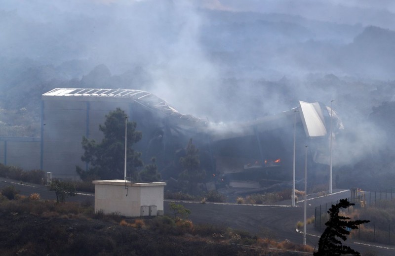 Fumul se ridică din fabrica de ciment arsă de lava provenită din erupția vulcanului Cumbre Vieja din La Palma | Foto: EPA-EFE/Elvira Urquijo A.